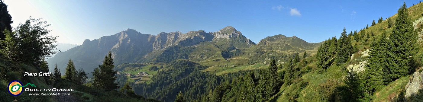 15 Dal sent. 101 vista verso San Simone-Baita del Camoscio con  Pegherolo e Monte Cavallo.jpg